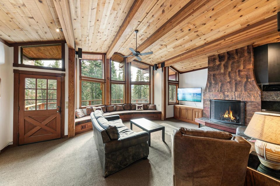Sherwood Chalet - Quiet 3 BR in Ward Canyon, Private Hot Tub, Near Sherwood Chairlift House in Sierra Nevada