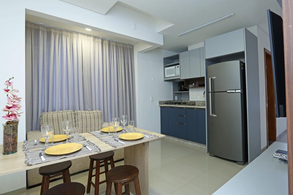 Kitchen or kitchenette, Dining area, Dinner, microwave, minibar, stove