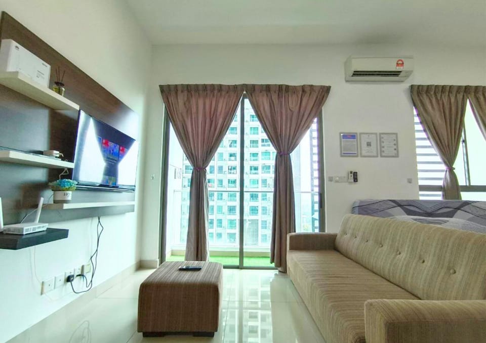 Communal lounge/ TV room, TV and multimedia, Living room, Photo of the whole room, Seating area, air conditioner