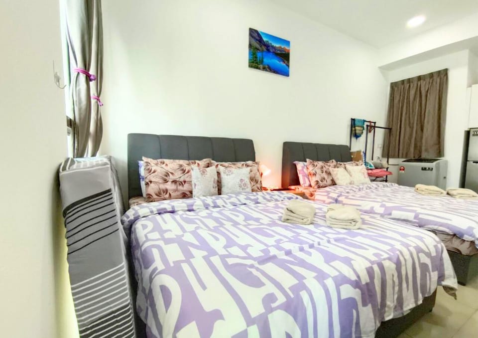 Bed, TV and multimedia, Living room, Photo of the whole room, Seating area, Bedroom, air conditioner