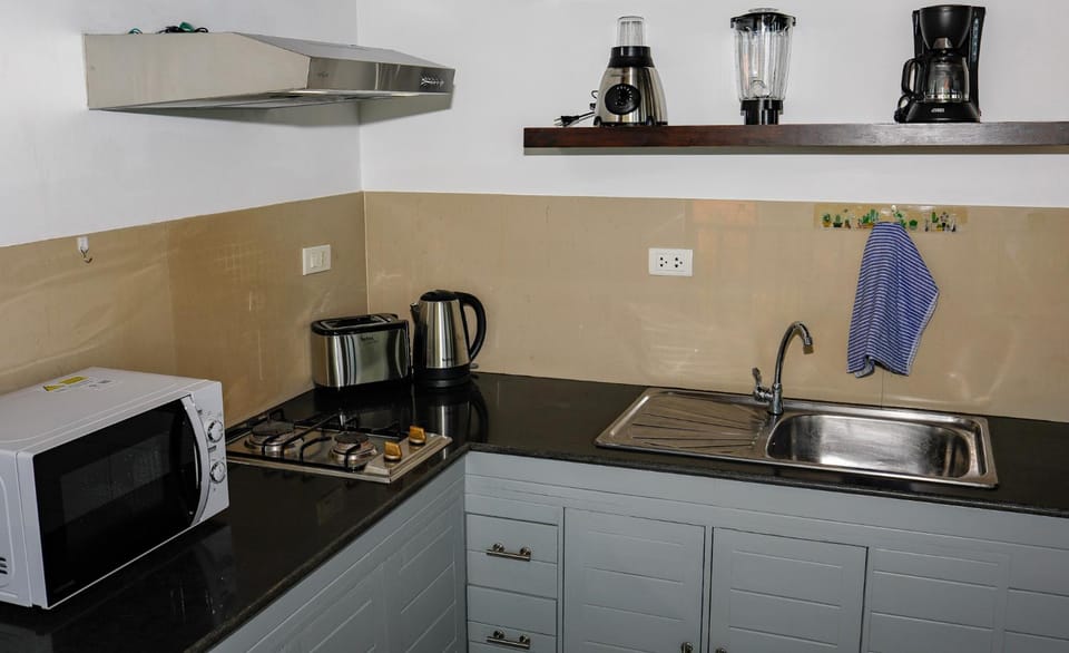 Coffee/tea facilities, microwave, toaster, kitchen