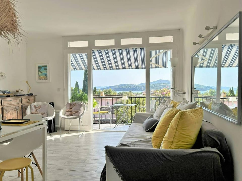 Appartement lumineux avec terrasse, 500m de la plage, Bormes-les-Mimosas - FR-1-251-576 Apartment in Le Lavandou