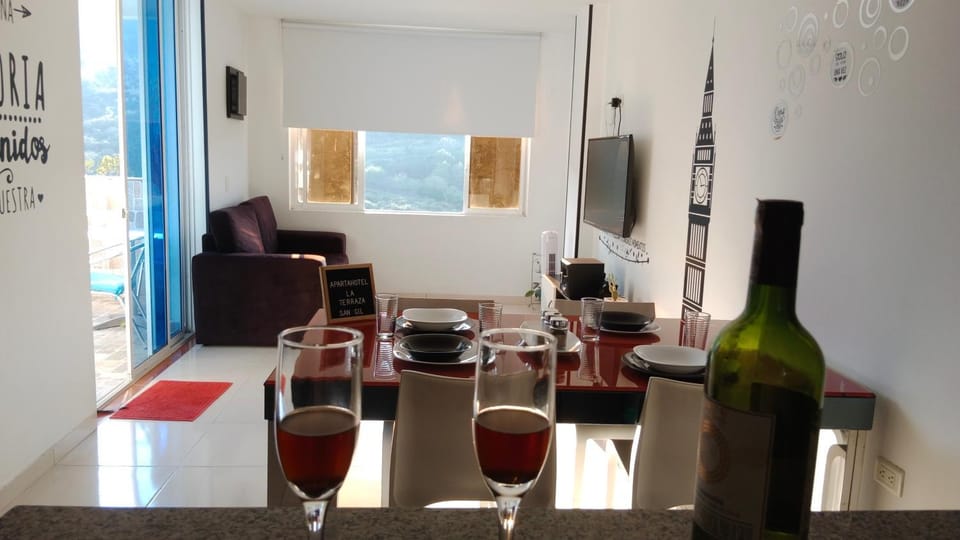 Communal lounge/ TV room, TV and multimedia, Living room, Seating area, Dining area, Evening entertainment