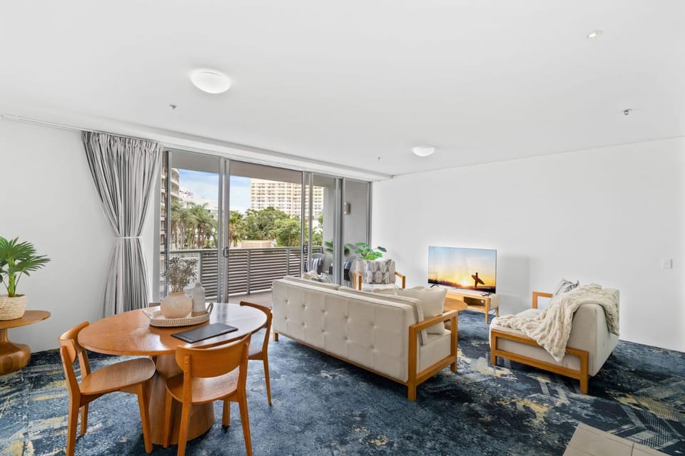 TV and multimedia, Living room, Photo of the whole room, Seating area, Dining area