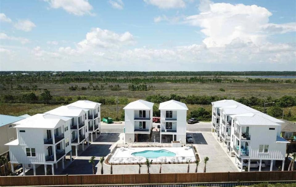 2 Bedroom Dog Friendly Cottage with Bunks, Sleeps 10, Heated Outdoor Pool, Walk to Beach House in Gulf Shores