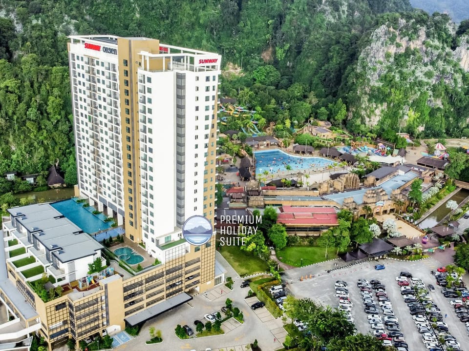 Property building, Day, Natural landscape, Bird's eye view, Mountain view, Pool view, Street view, Swimming pool
