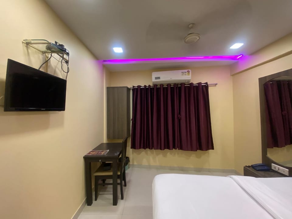 Communal lounge/ TV room, Bed, TV and multimedia, Photo of the whole room, Bedroom, hair dresser, air conditioner