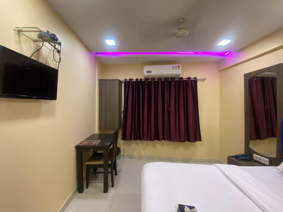 Communal lounge/ TV room, Bed, TV and multimedia, Photo of the whole room, Floor plan, Evening entertainment, Bedroom, hair dresser, air conditioner