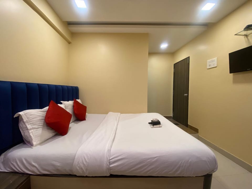 Bed, TV and multimedia, Photo of the whole room, Bedroom