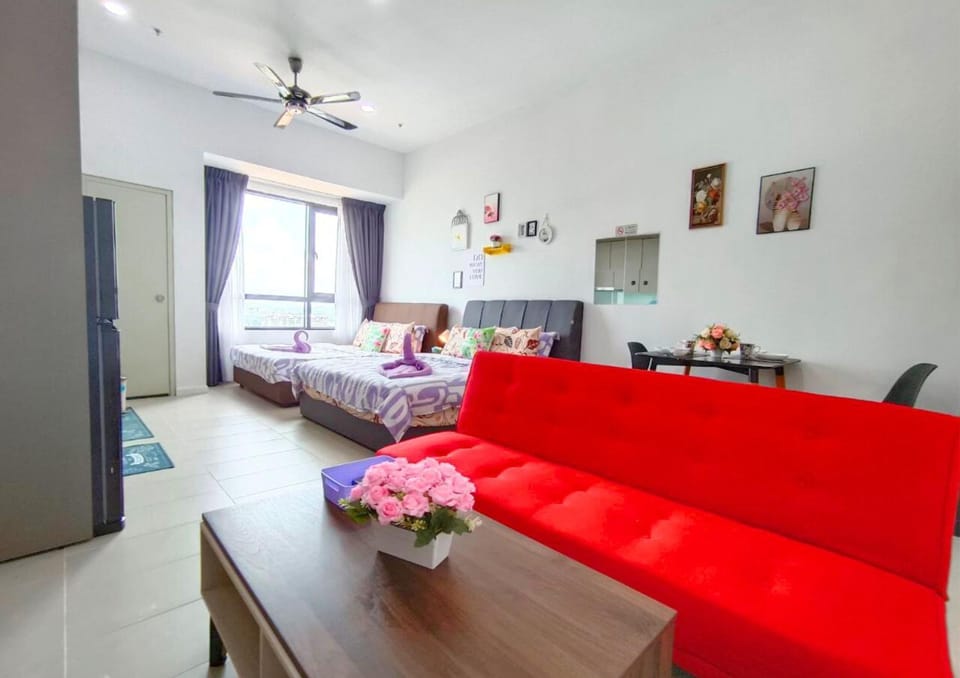 Bed, TV and multimedia, Living room, Photo of the whole room, Seating area, Dining area, Bedroom, fireplace