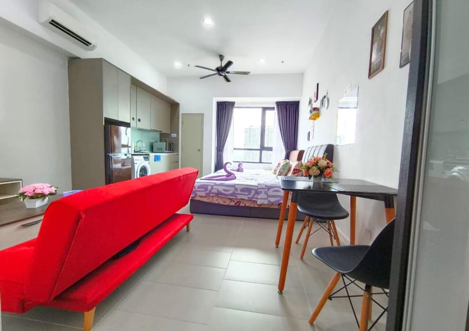 Bed, TV and multimedia, Living room, Photo of the whole room, Seating area, Dining area, Bedroom, fireplace