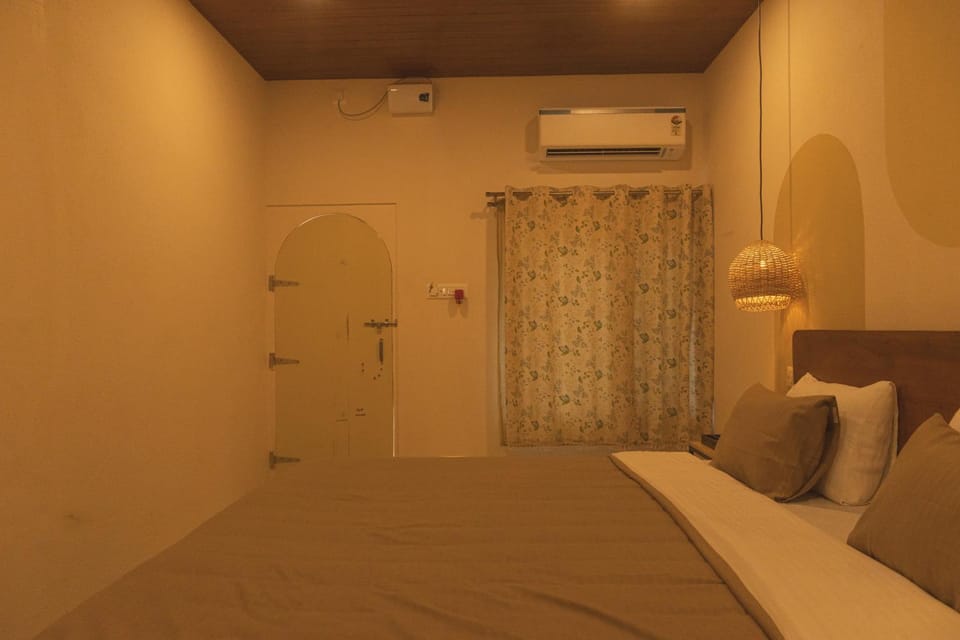 Bed, Photo of the whole room, air conditioner