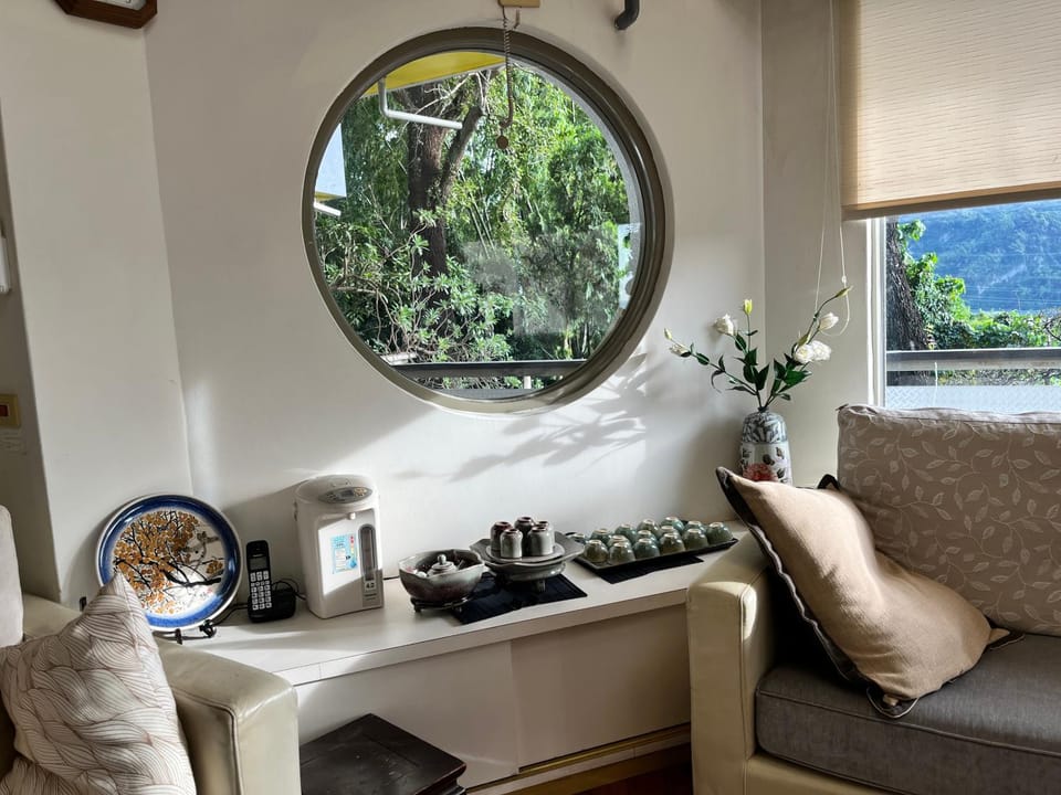 Coffee/tea facilities, Living room, Seating area, internet