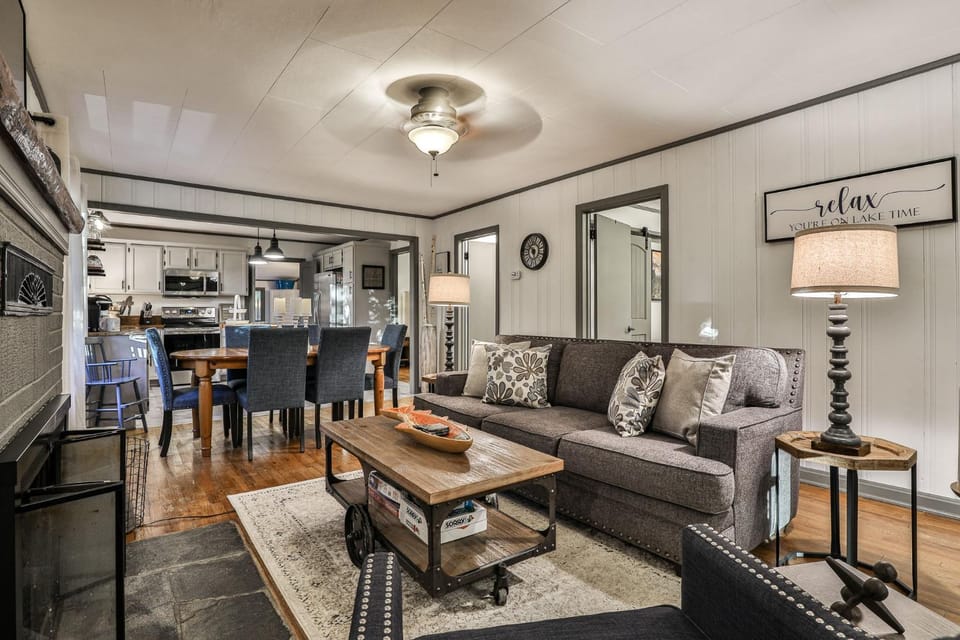 Kitchen or kitchenette, Living room, Seating area, Dining area, fireplace