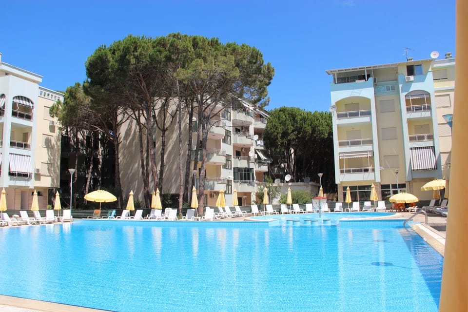 Staff, Staff, Pool view, Swimming pool, Swimming pool, Alcoholic drinks, Non alcoholic drinks, Family, Family