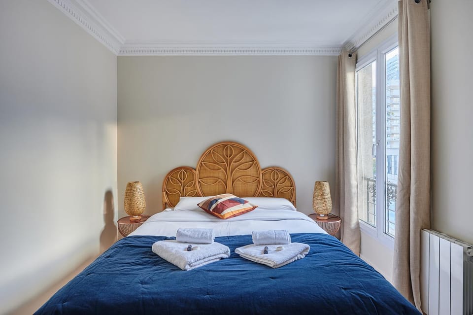Bed, Bedroom, towels