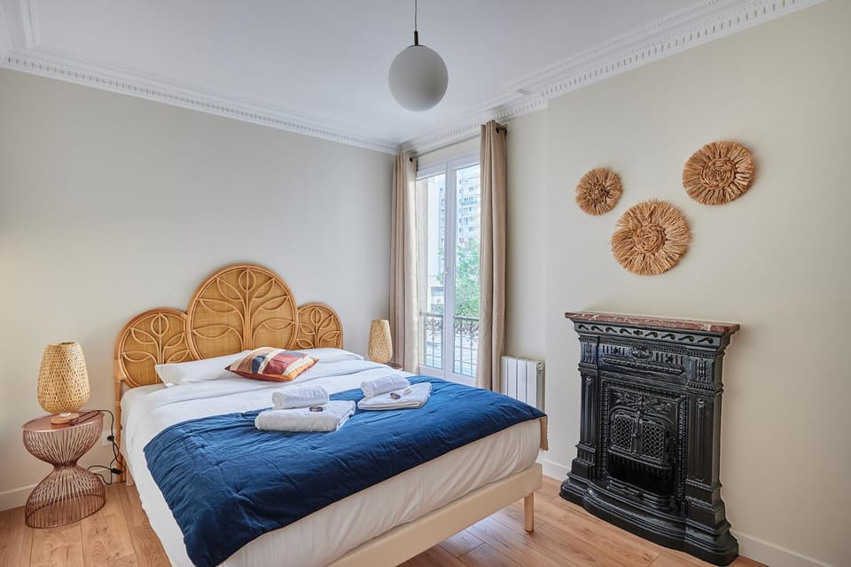 Bed, Bedroom, flat iron, towels