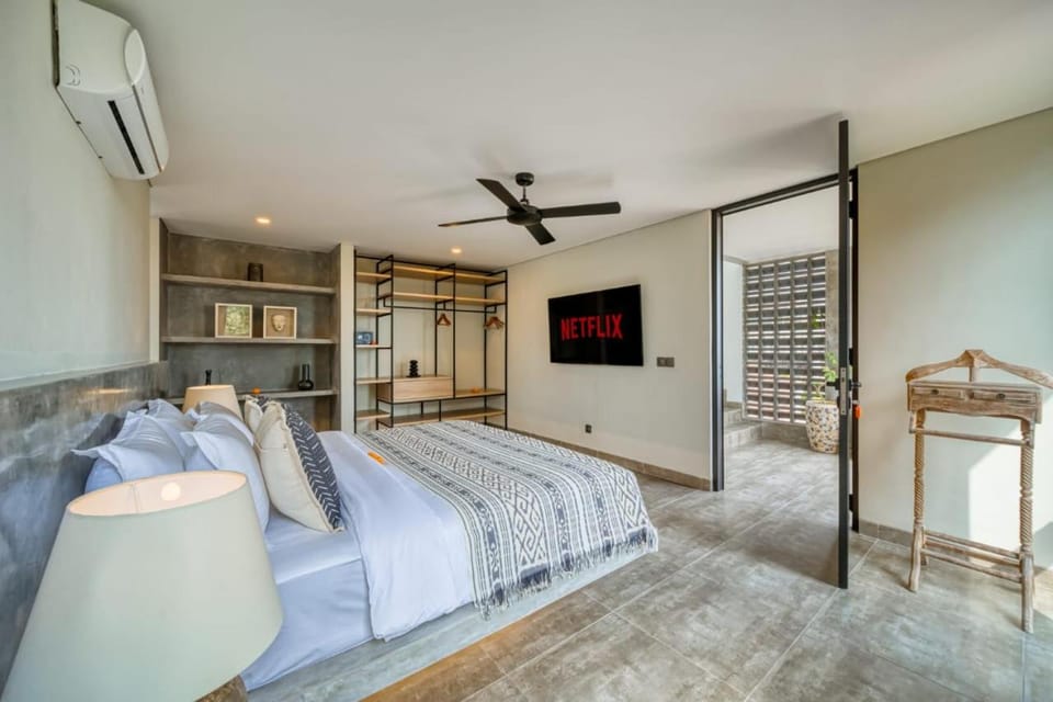 650m to Perenenan beach! Lux 4bd villa with rooftop Villa in North Kuta