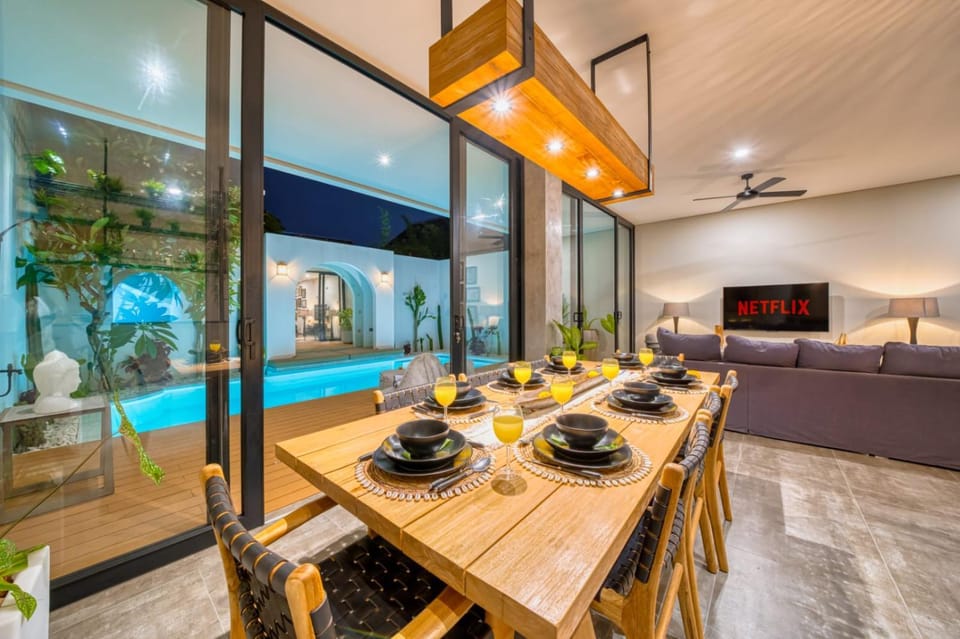 650m to Perenenan beach! Lux 4bd villa with rooftop Villa in North Kuta