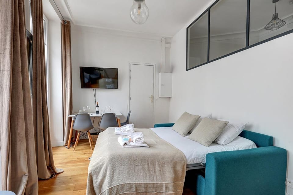 Bed, TV and multimedia, Living room, Bedroom, towels