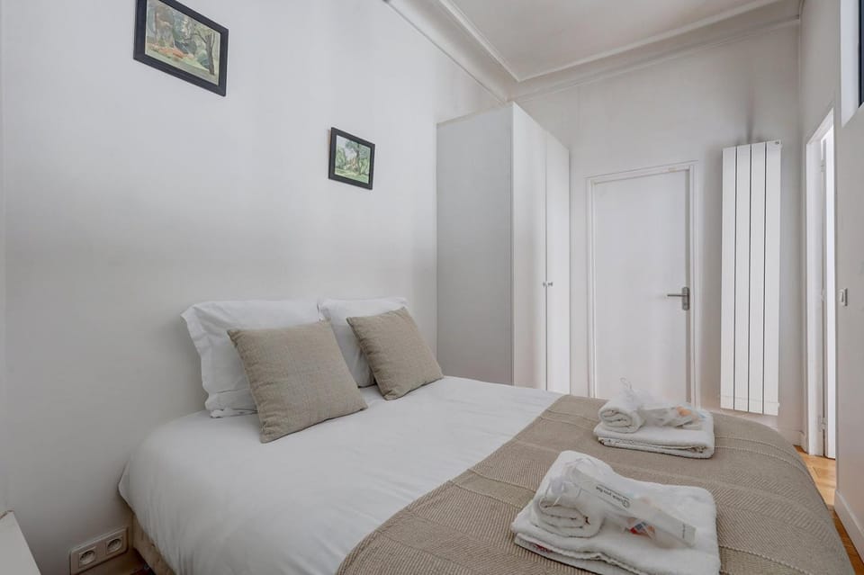 Bed, Bedroom, towels