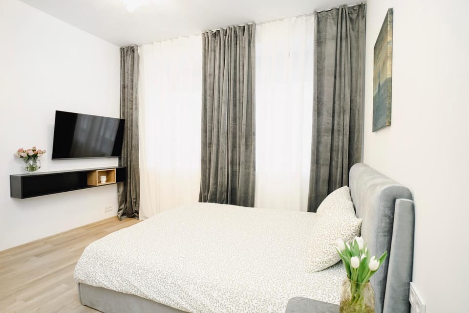 Bed, TV and multimedia, Photo of the whole room