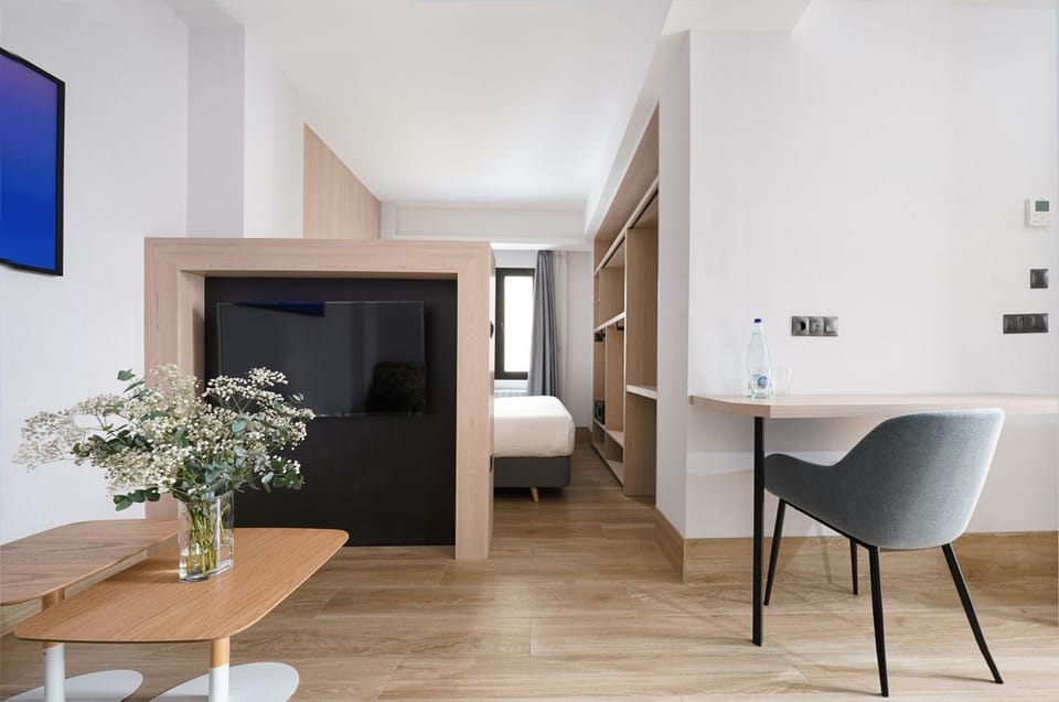 TV and multimedia, Living room, Seating area, Dining area, Bedroom, hair dresser