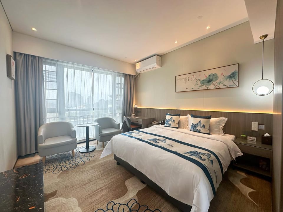Bed, Seating area, Bedroom