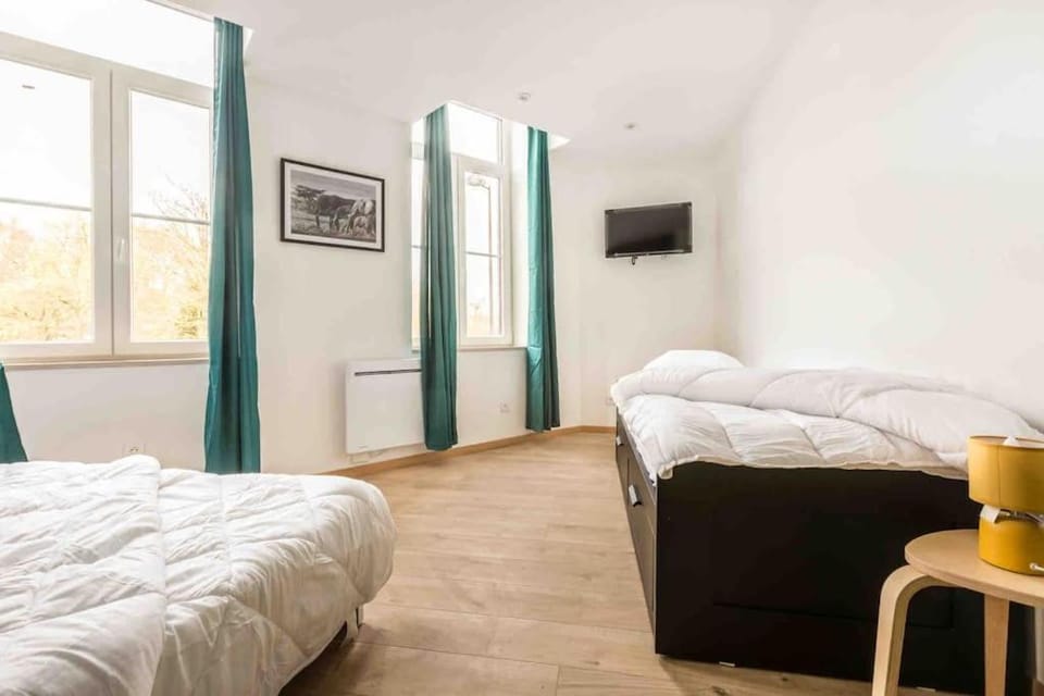 Bed, TV and multimedia, Photo of the whole room, Seating area, Bedroom