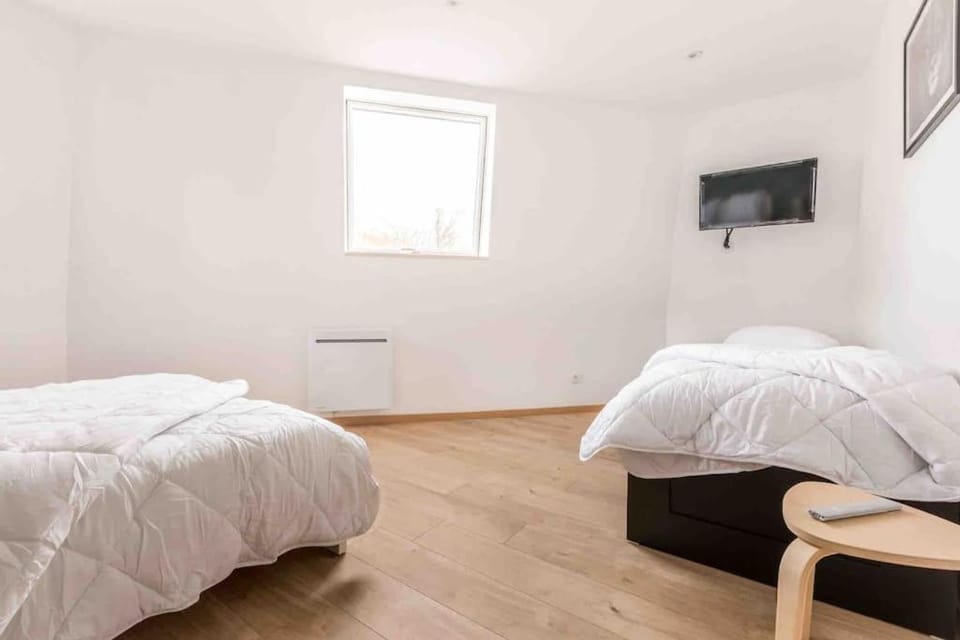 Bed, TV and multimedia, Photo of the whole room, Bedroom, internet