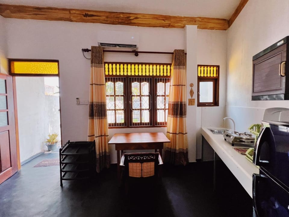 Madu - Guesthouse mirissa & Local Restaurant Vacation rental in Mirissa