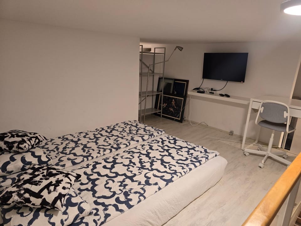 Bed, TV and multimedia, Bedroom