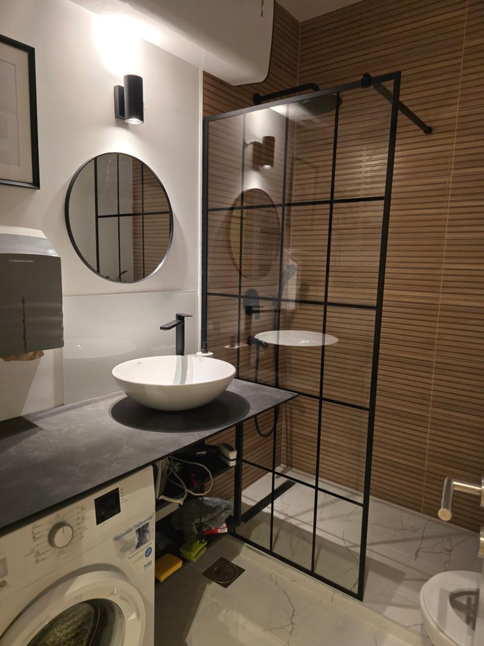 Shower, Toilet, Bathroom, towels, washing machine