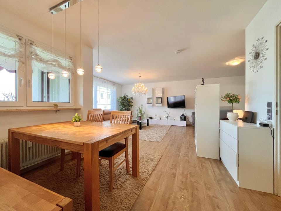 TV and multimedia, Seating area, Dining area