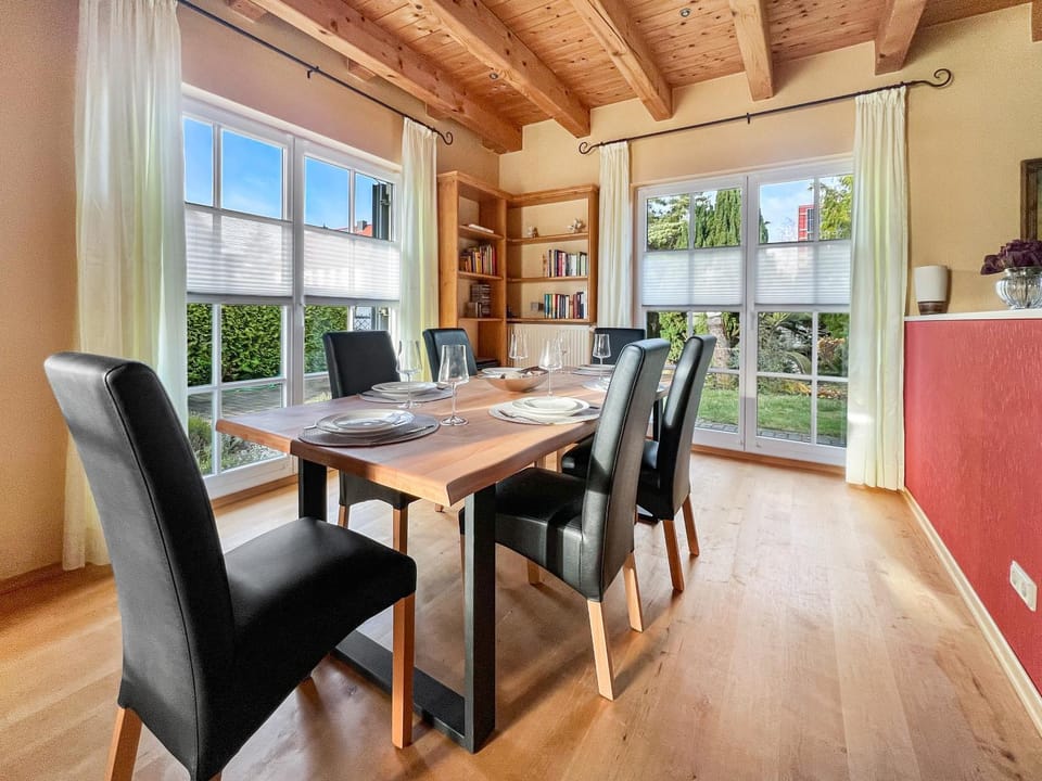 Seating area, Dining area