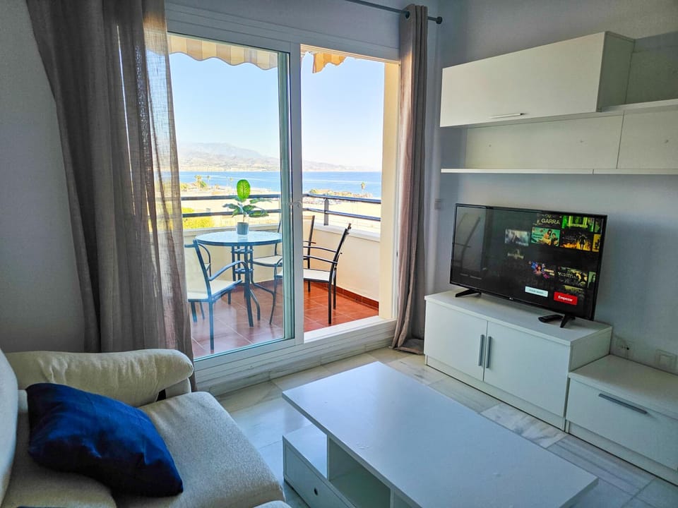TV and multimedia, Balcony/Terrace, Living room, Seating area, Dining area