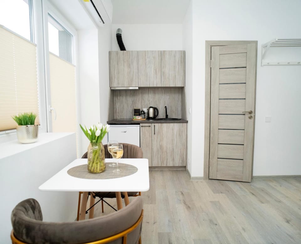 Coffee/tea facilities, Kitchen or kitchenette, Dining area, stove