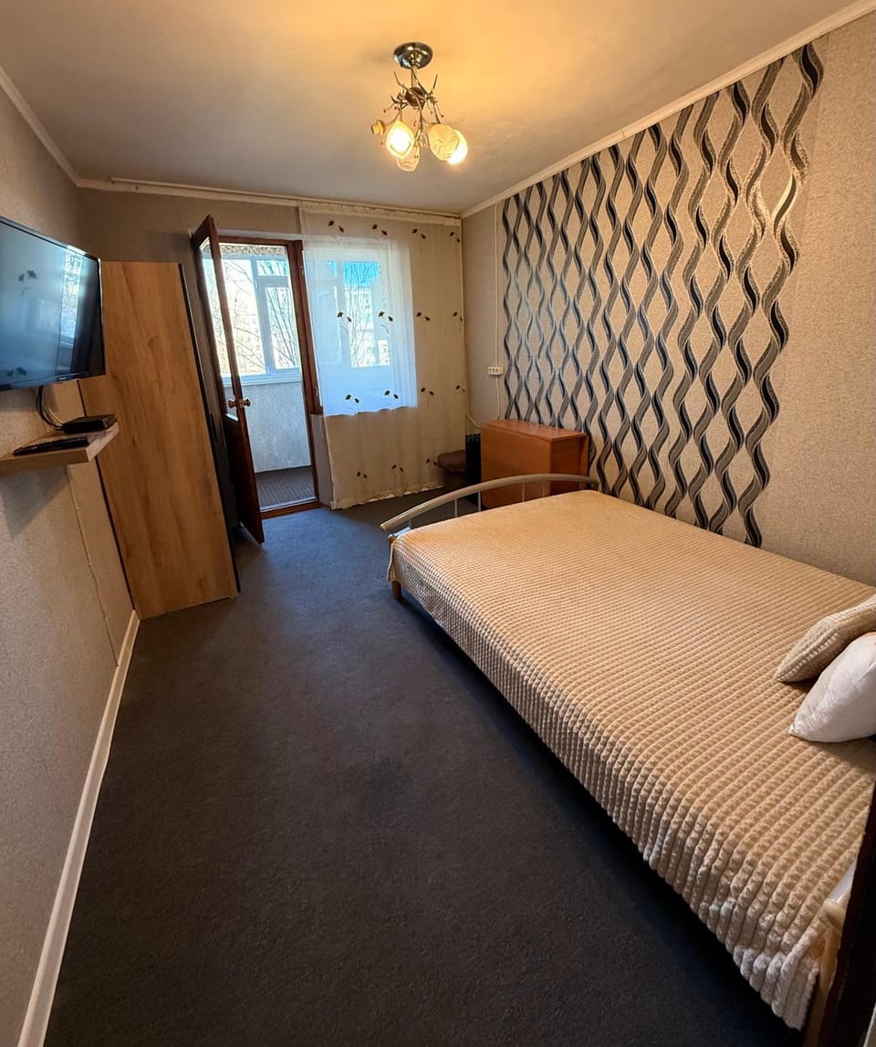 Bed, TV and multimedia, Bedroom