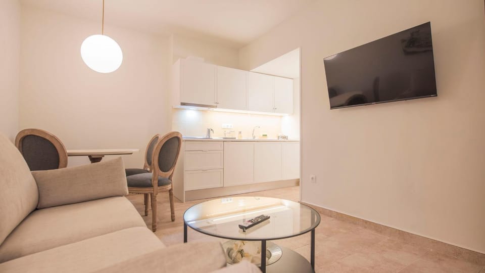 TV and multimedia, Kitchen or kitchenette, Living room, Seating area, Dining area
