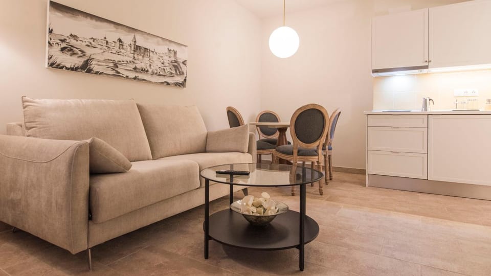 Kitchen or kitchenette, Living room, Seating area, Dining area