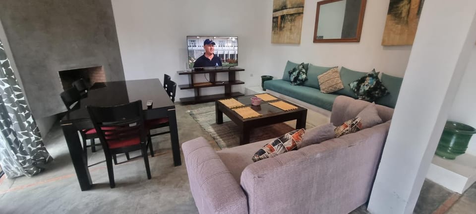 Communal lounge/ TV room, TV and multimedia, Seating area, fireplace