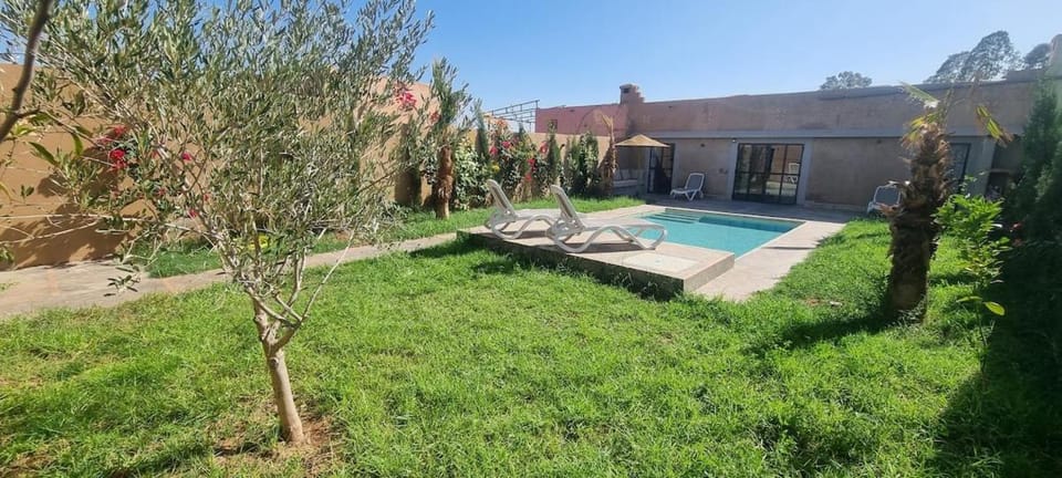 Property building, Garden, Garden view, Pool view, Swimming pool, sunbed