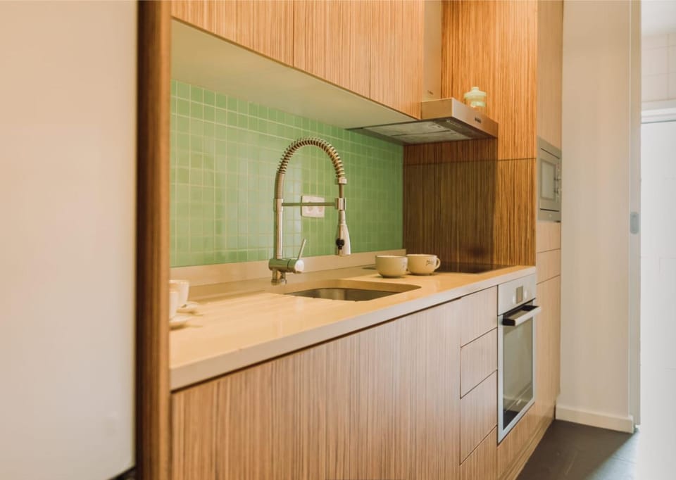 Kitchen or kitchenette, dishwasher, stove