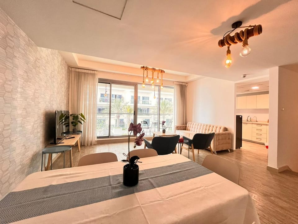 Communal lounge/ TV room, TV and multimedia, Living room, Photo of the whole room, Seating area, Dining area, air conditioner