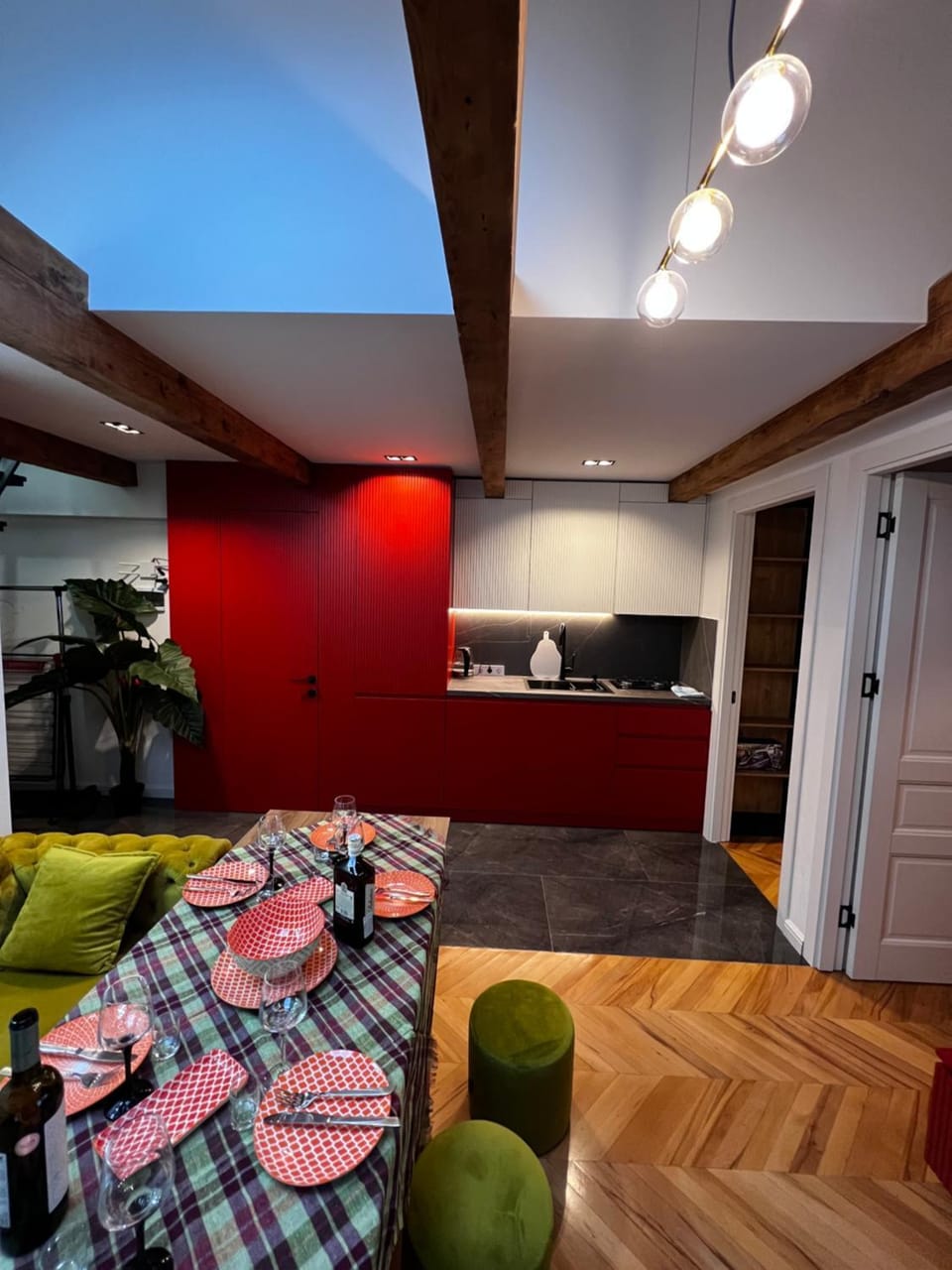 Kitchen or kitchenette, Living room, Seating area, Dining area