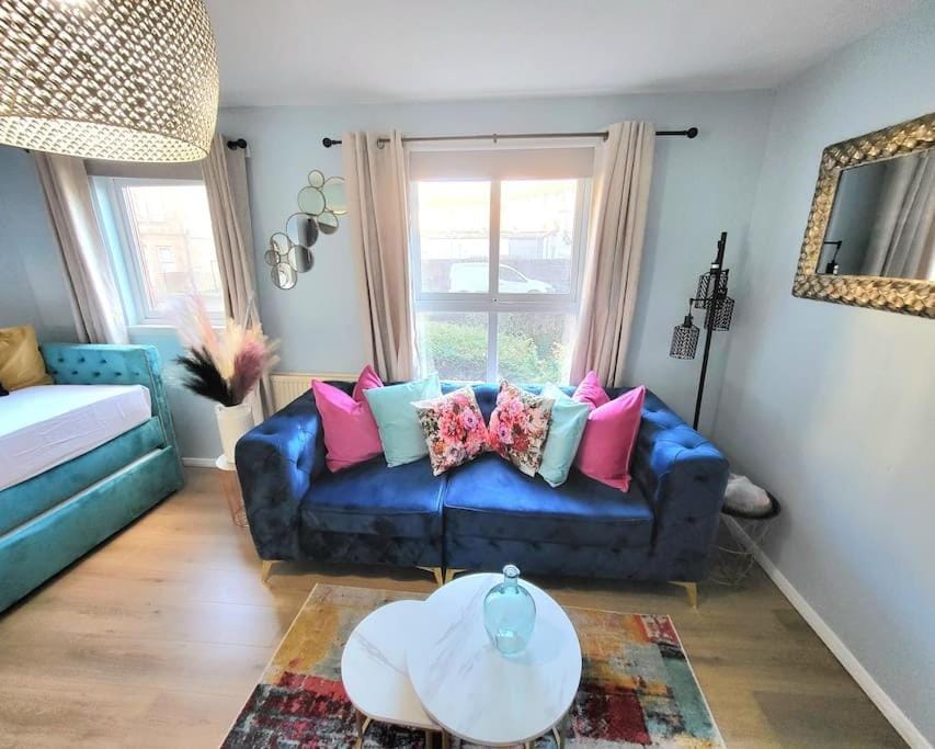Bed, TV and multimedia, Living room, Photo of the whole room, Seating area