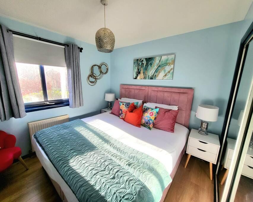 Bed, TV and multimedia, Photo of the whole room, Bedroom