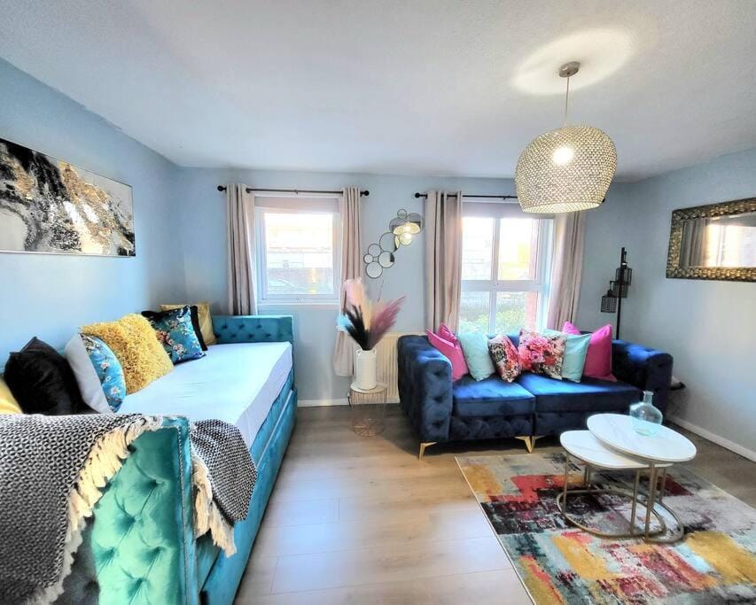 Bed, TV and multimedia, Living room, Photo of the whole room, Seating area