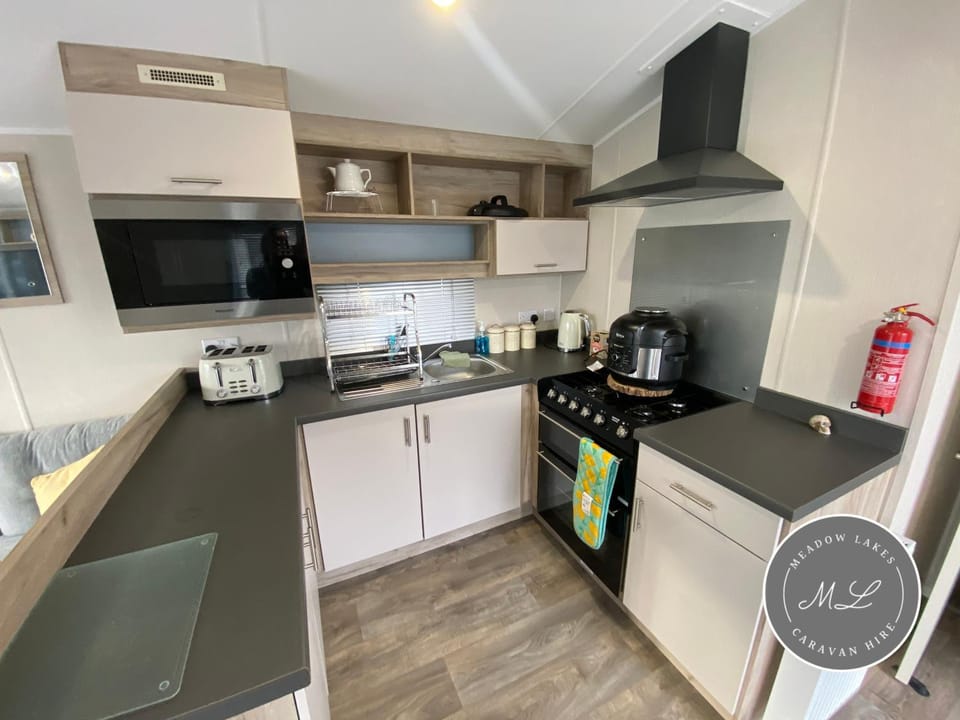Meadow View 171 - Golden Palm - Central heating, WiFi, pet friendly, bed linen - Meadow Lakes Caravan & Lodge Hire Apartment in Chapel Saint Leonards