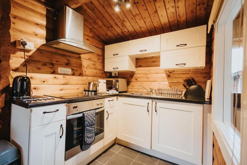 Rustic Log Cabin in Snowdonia - 2 Bedrooms & Parking Cabin in Wales